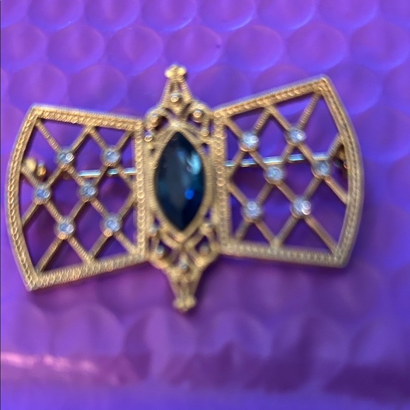 Gold-tone Filigree Brooch with Dark Blue Center Stone and 12 tiny crystals - Picture 3 of 9